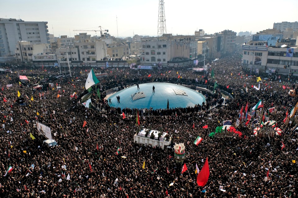  Hundreds of thousands of people took to the streets in Iran to mourn Soleimani