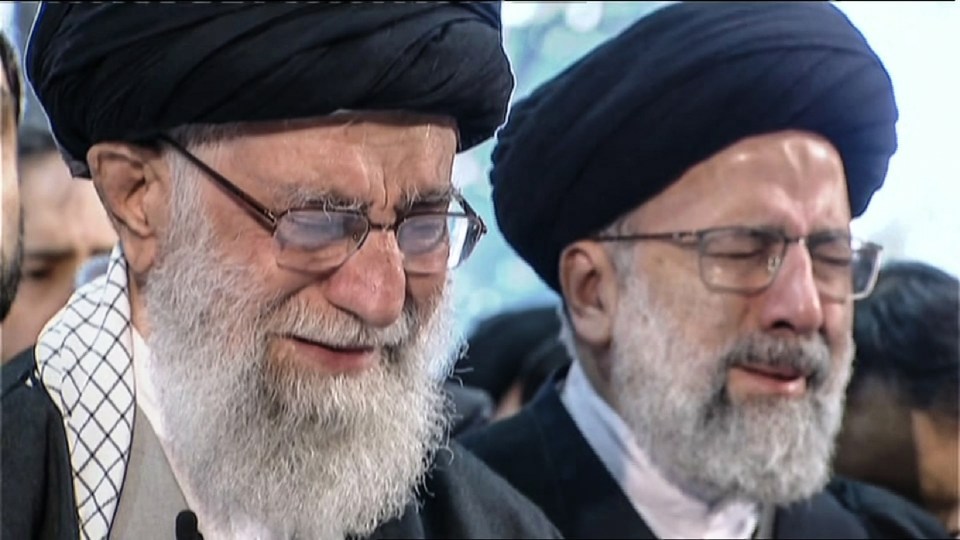  Ayatollah Ali Khamenei broke down in tears over General Soleimani's coffin