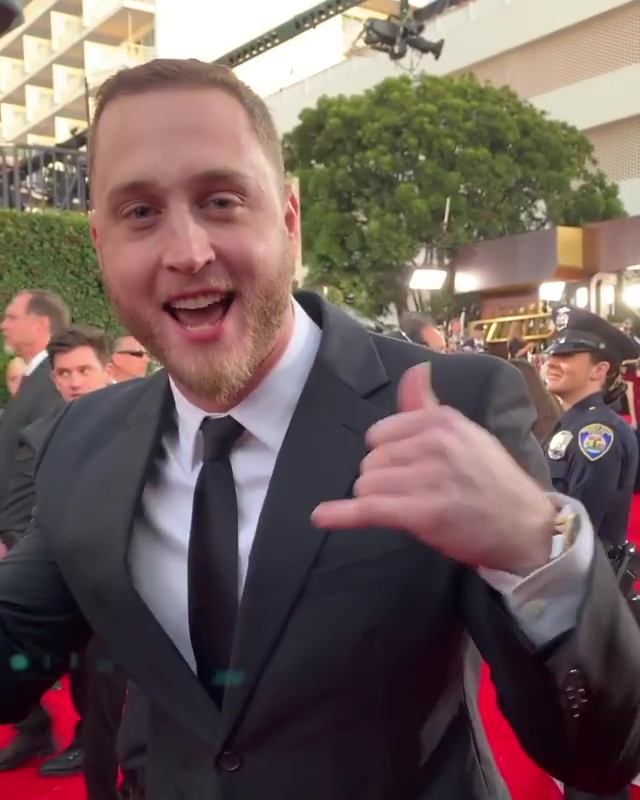  Chet Hanks raps in patois on the red carpet of the Golden Globes