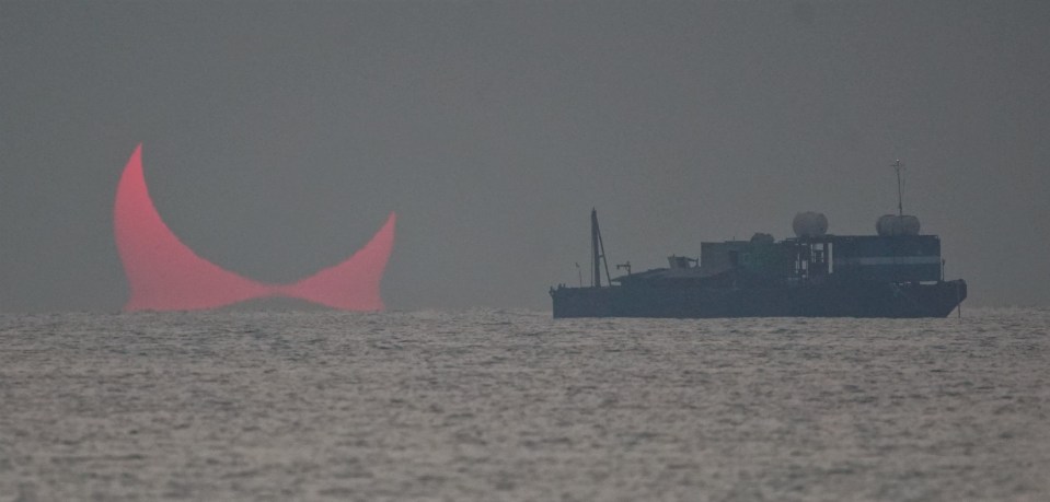 This incredible shows how a solar eclipse looks like the ocean has Devil Horns