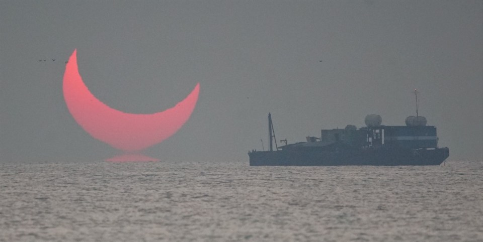 The amateur astrophotographer patiently waited for the phenomenon to happen on Boxing Day