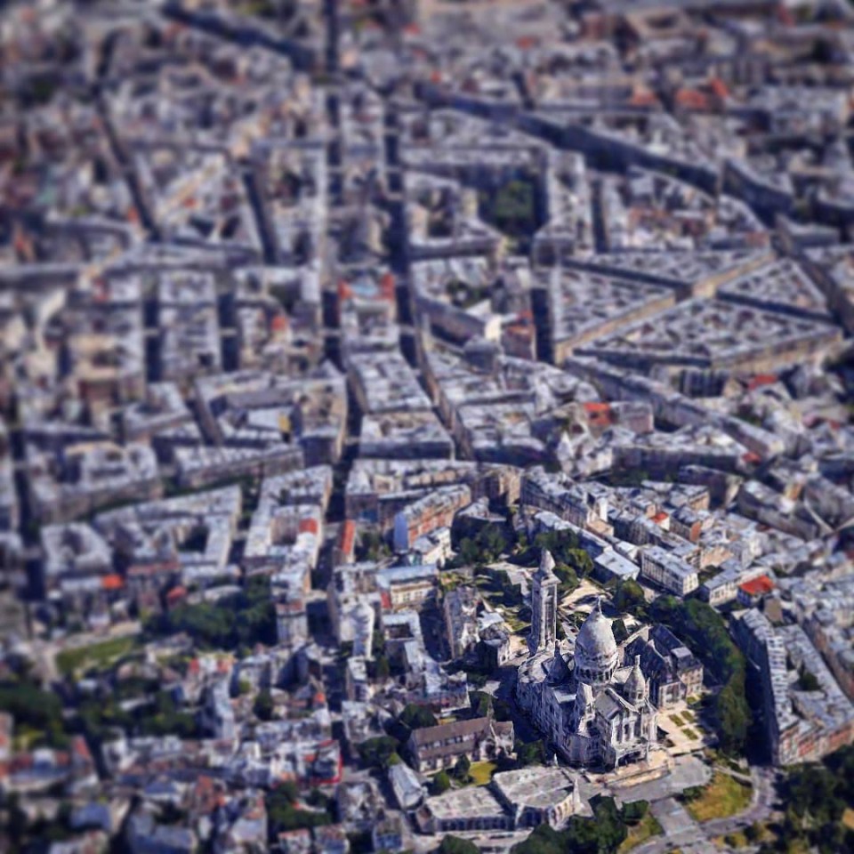  The g.earth.photographer blurred the Paris skyline to add a sense of realness to the image