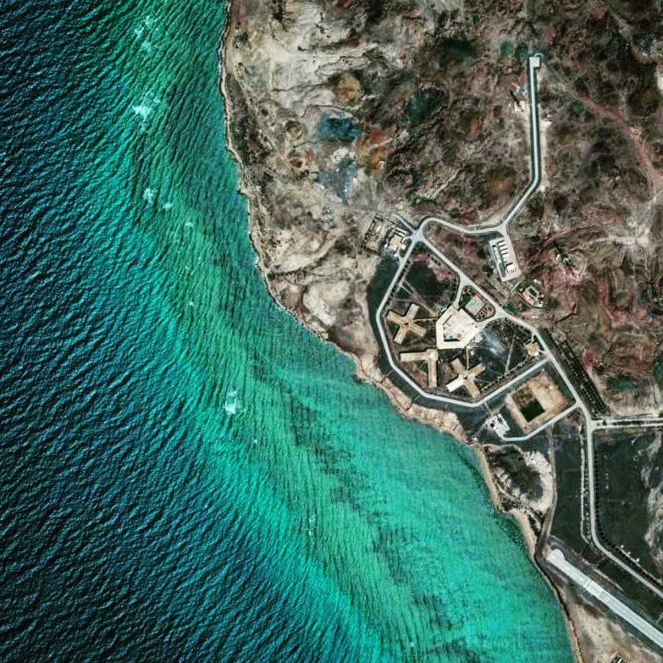  An outline filter of Arzanah Abu Dhabi Island adds more focus to the beautiful coastline