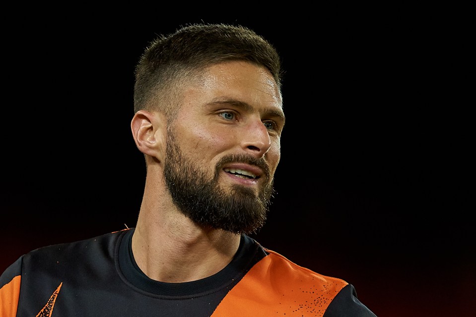  Olivier Giroud could skip Chelsea training to force through a deadline day exit