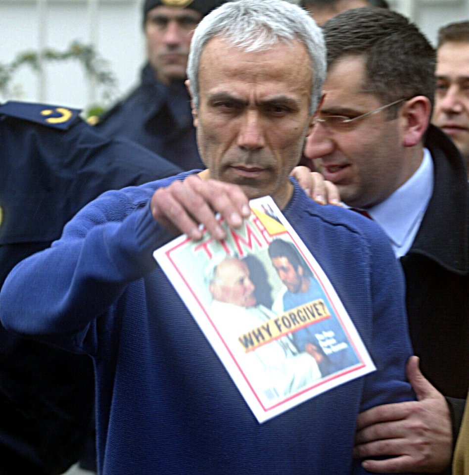  Agca holding a magazine with him and the Pope on the front cover