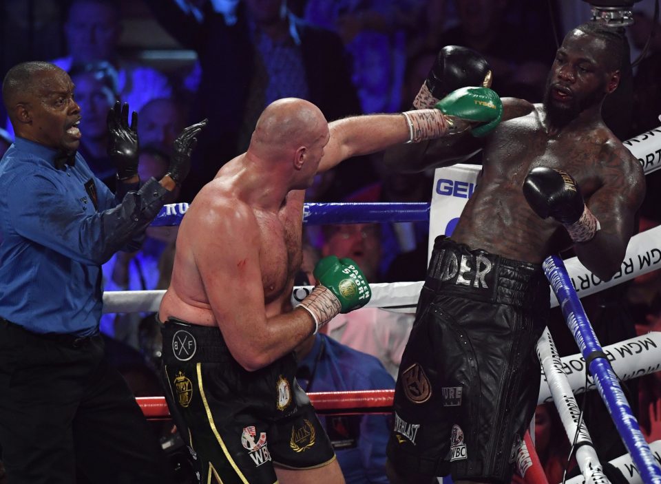  Tyson Fury batters Deontay Wilder as referee Kenny Bayless gets ready to step in