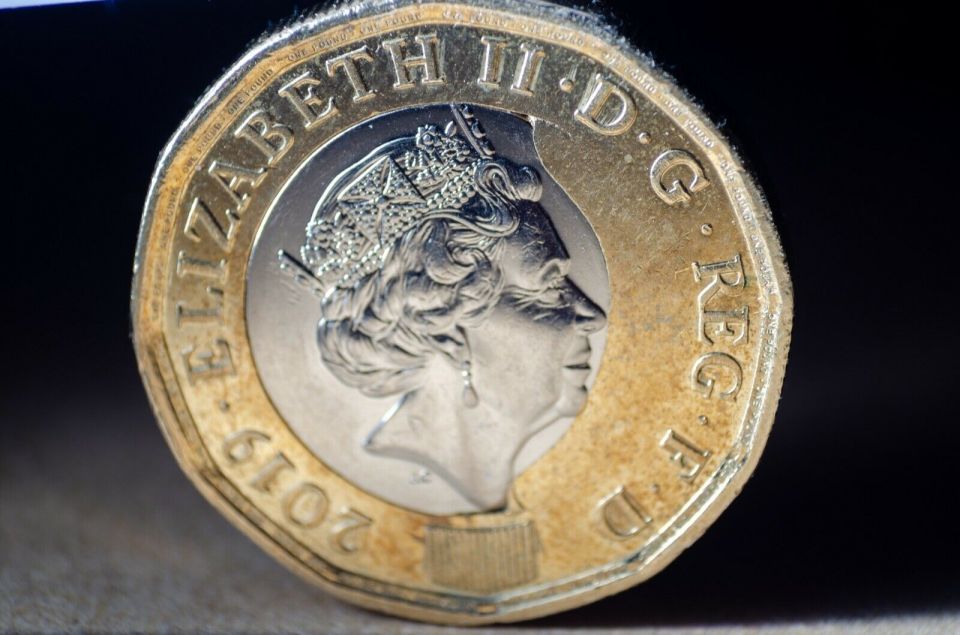  The outer ring bleeds into the centre of the coin almost cutting into the Queen's face
