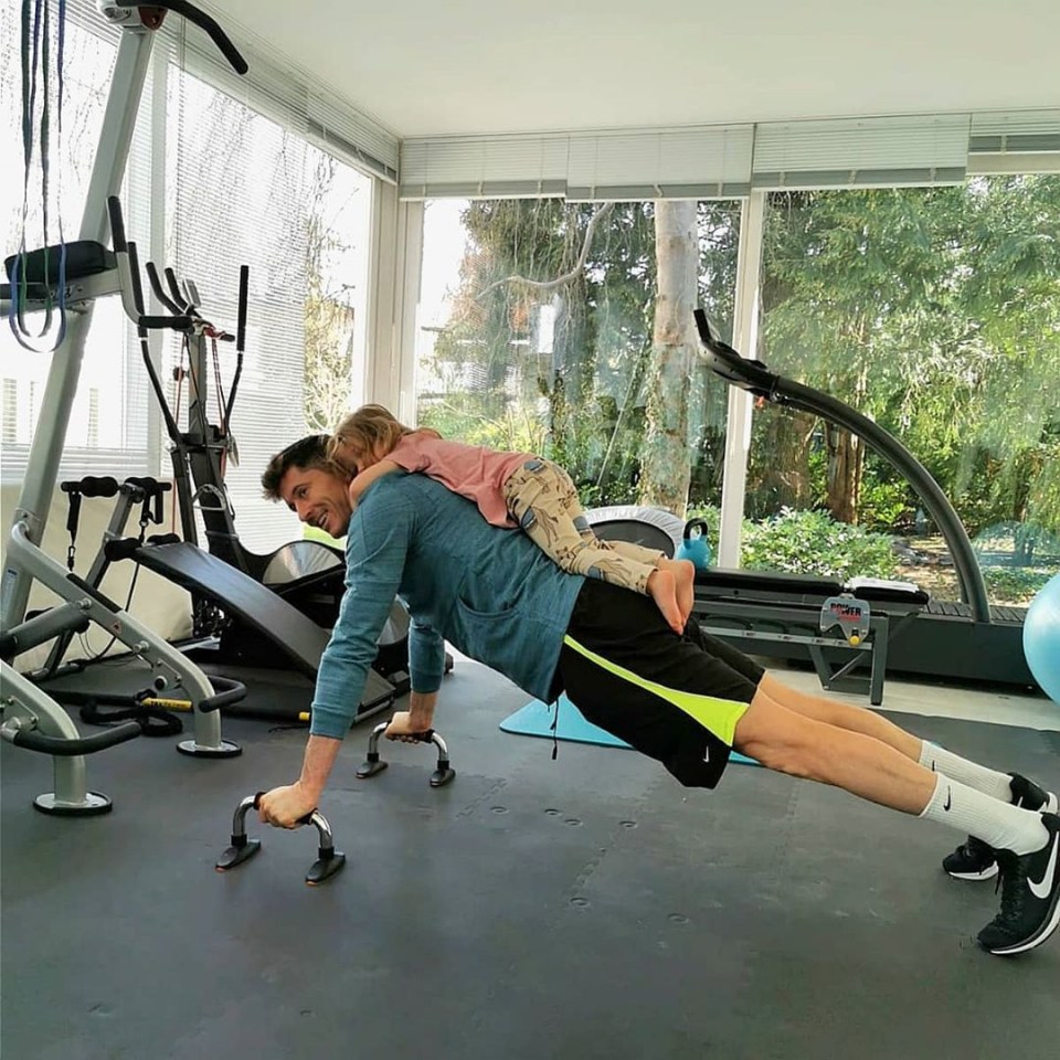 Robert Lewandowski is getting a helping hand from daughter Klara with his press-ups