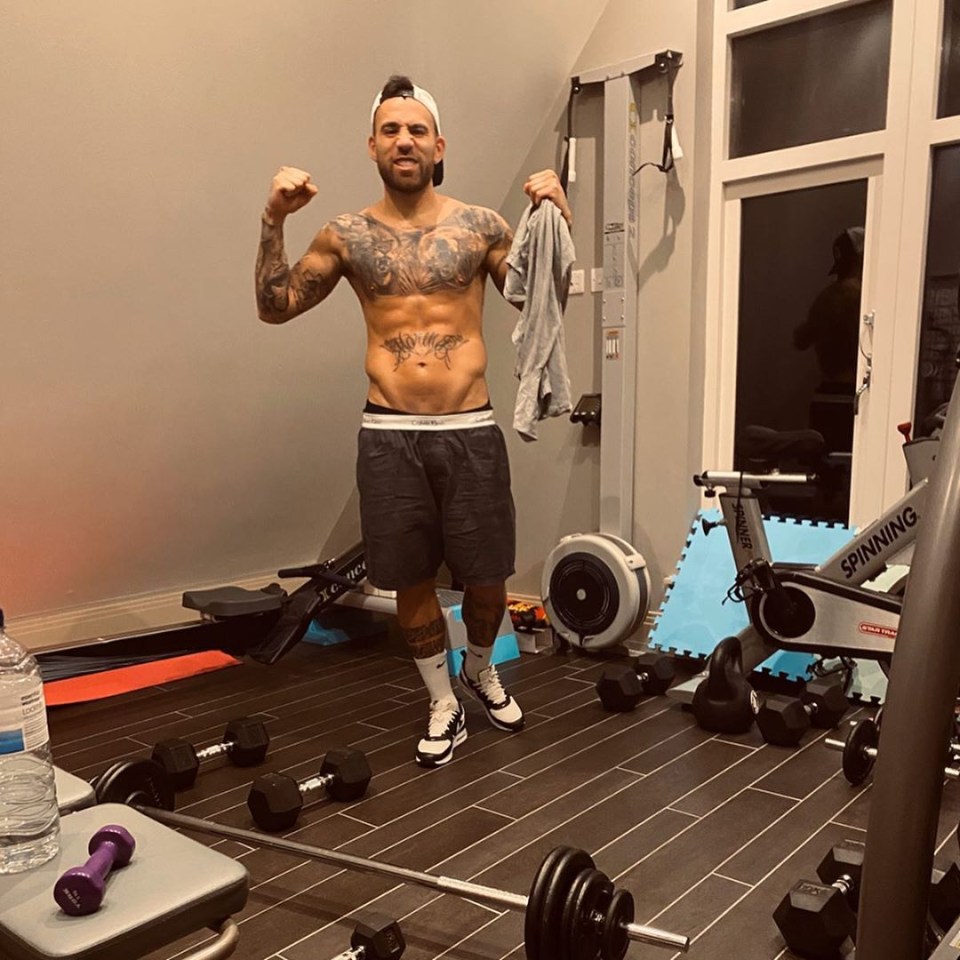 Nicolas Otamendi flexes his muscles in his home gym