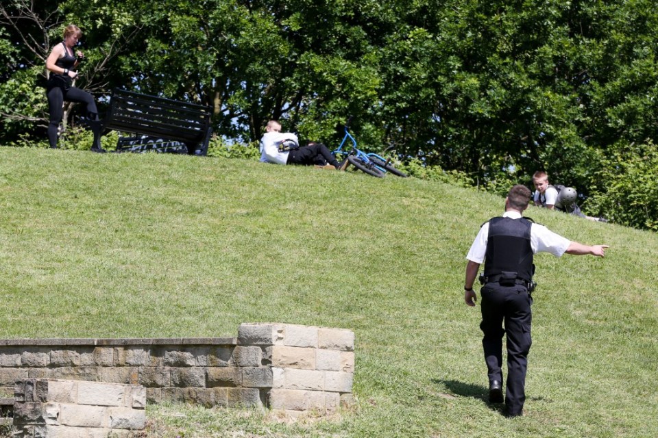  Police talk to members of the public in Markfield Park, Tottenham