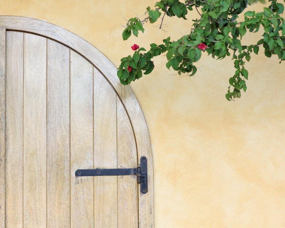  Simple scenes like this doorway in Kefalonia, Greece, gives the eye a little space to wander around the photograph