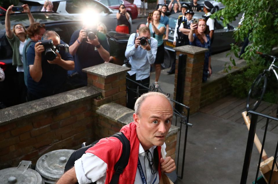  Dominic Cummings returning home after the press conference