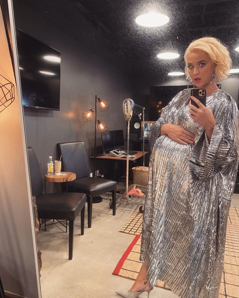  Katy Perry showed off her baby bump in this futuristic silver dress