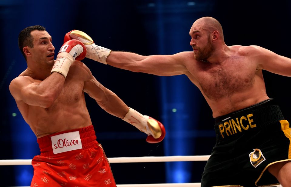 Wladimir Klitschko (left) boxing Tyson Fury.