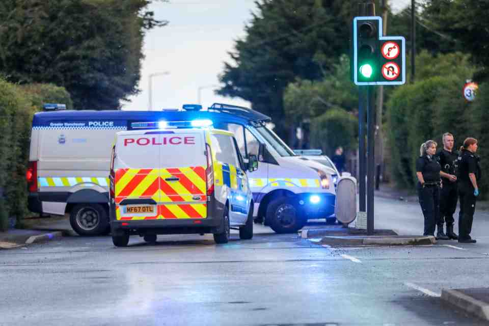 HUGE POLICE PRESENCE AFTER 1000'S ATTENED ILLEGAL RAVE IN CARRINTON WITH AMID REPORTS OF STABBING