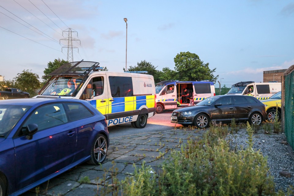 HUGE POLICE PRESENCE AFTER 1000'S ATTENED ILLEGAL RAVE IN CARRINTON WITH AMID REPORTS OF STABBING