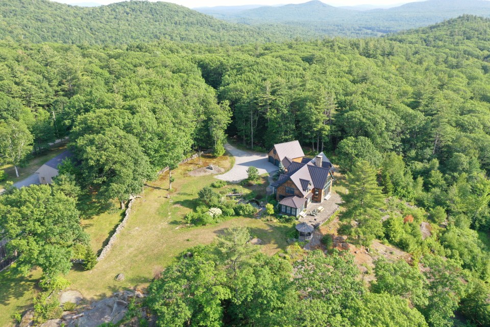 She is also thought to have paid $1million in cash for this home in Bradford, New Hampshire