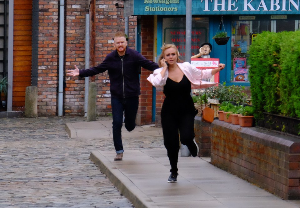 Sarah runs away from Gary as she calls 999