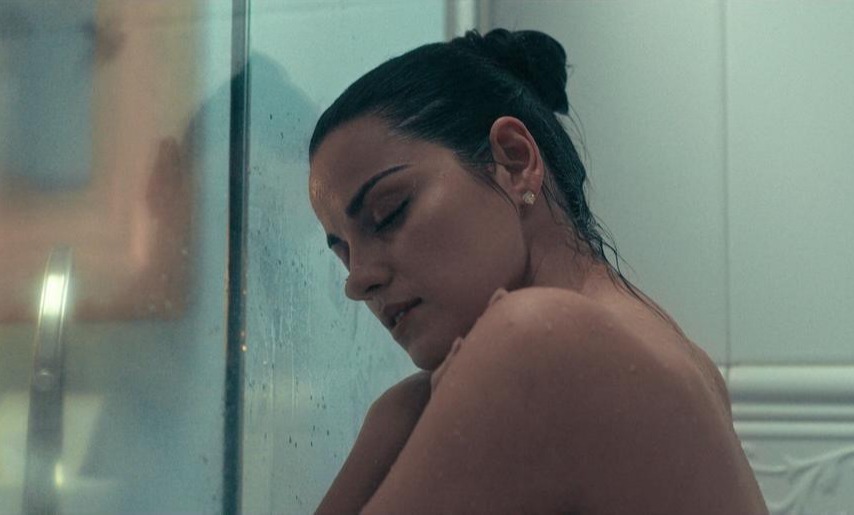 Alma Solares (Maite Perroni) has a dirty daydream while taking a shower