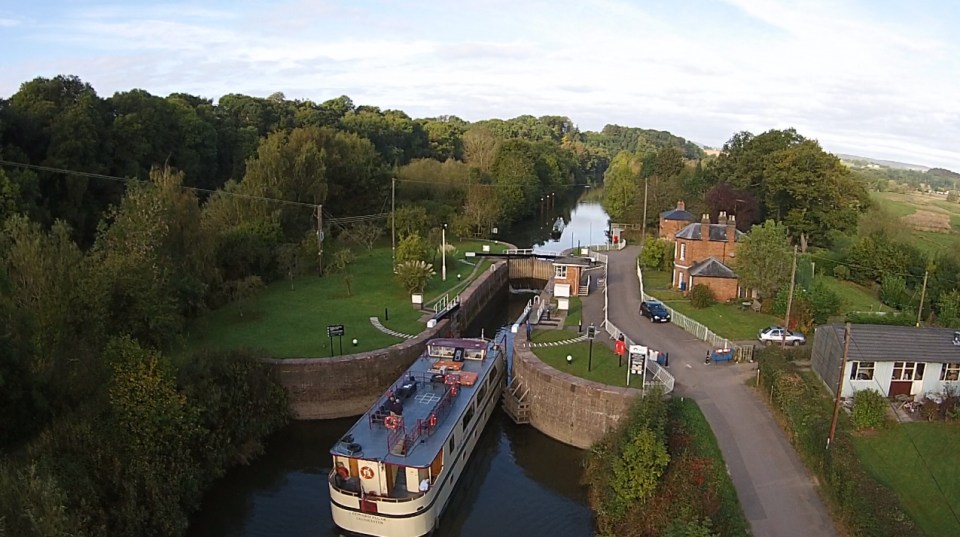 It sails on to Holt Lock,Worcester, where it's worth a visit to the cathedral
