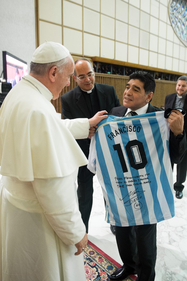 Maradona presented a national team to Argentina’s Pope Francis in 2014