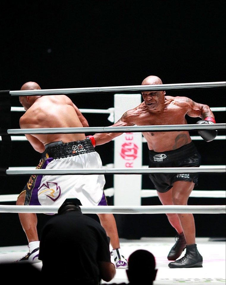 Tyson attempts an attack on the body 