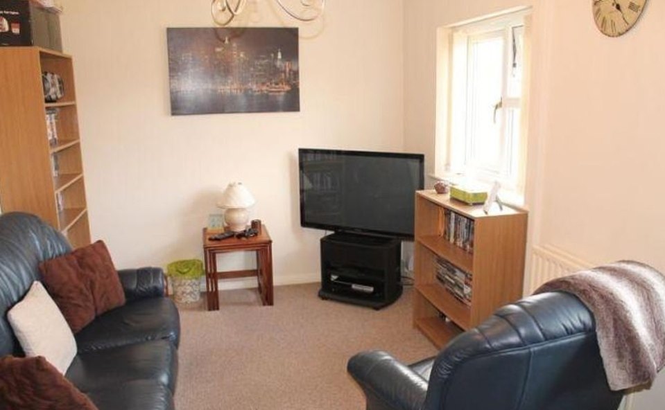 It's been listed since December 8, 2015 despite its off-road parking, communal garden and its leasehold with 122 years left