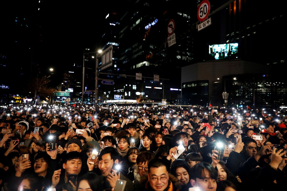 Seoul saw crows of people gathering for New year's Eve celebrations 