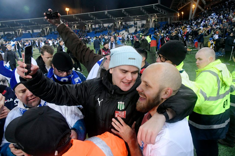 Pukki and fans celebrate as Finland qualify for their first-ever tournament 