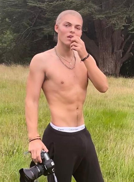 Damian Hurley shocked fans with this snap