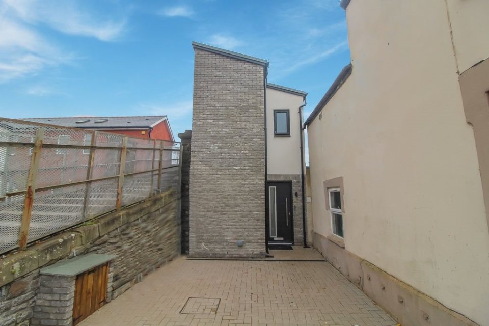 The sleek property fits into a nine foot gap 