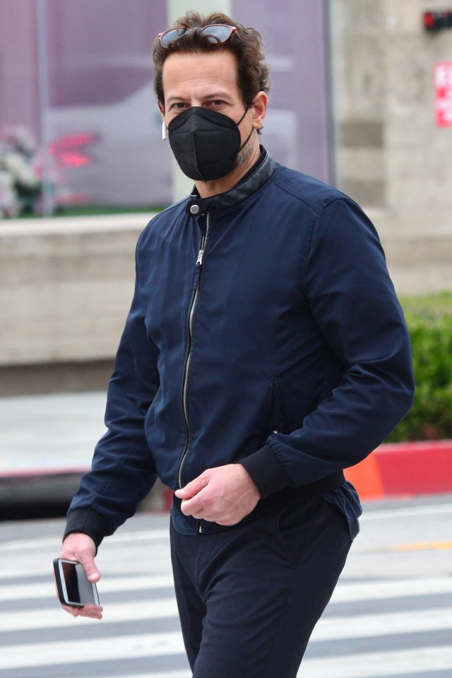 Ioan Gruffudd was spotted without his wedding ring this week