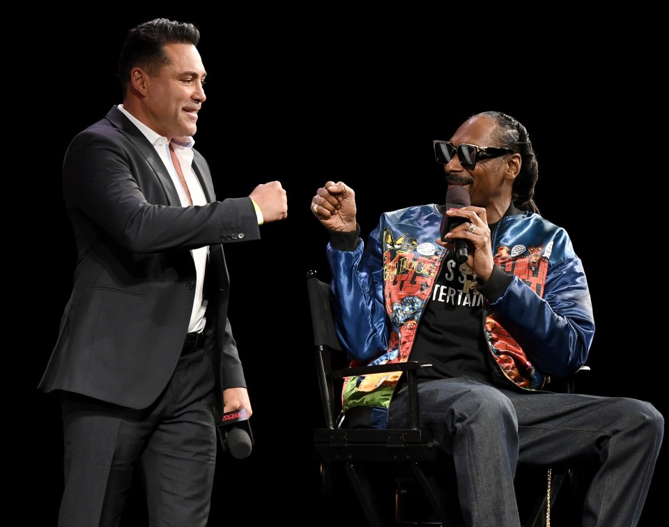 Oscar De La Hoya's comeback announcement didn't go to plan as his microphone didn't work