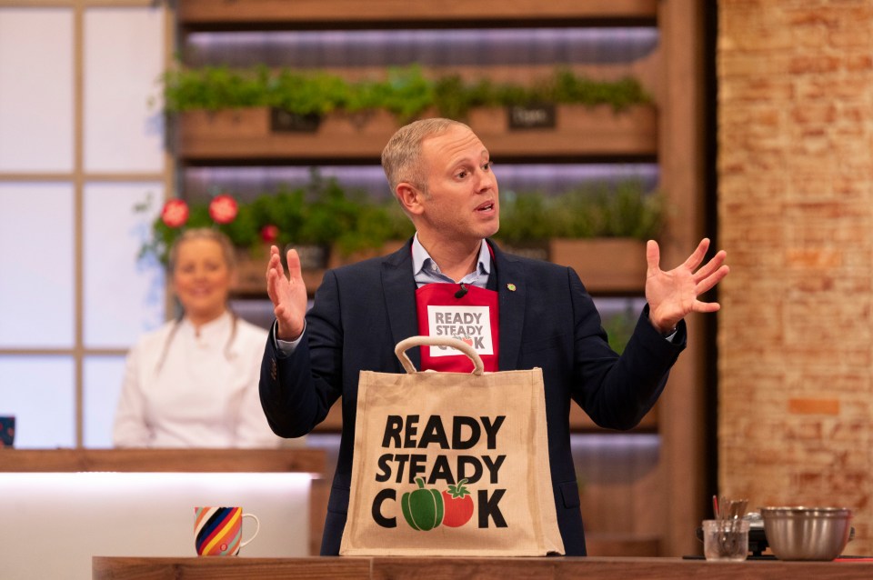 Grilled on his cooking prowess, the star claimed: "I mainly use my oven for storage".