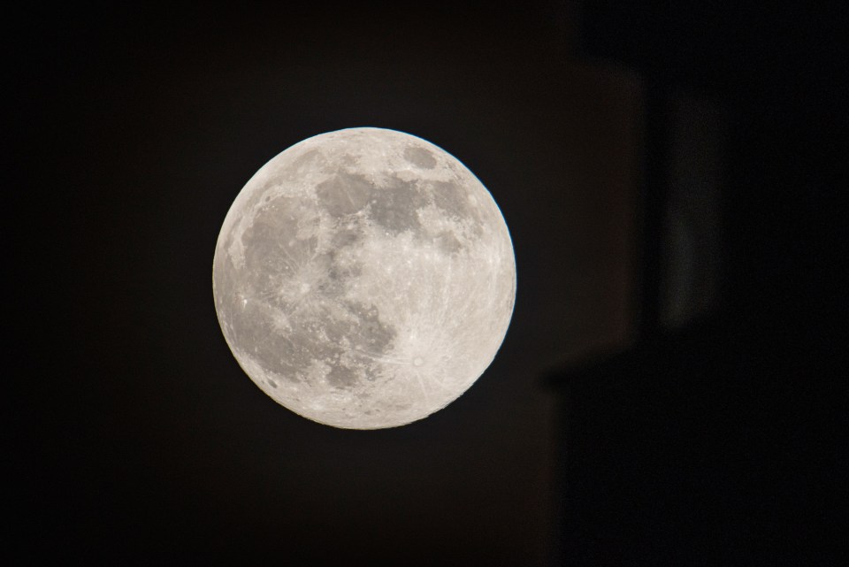 Forecasters at the Met Office have predicted ideal conditions for those keen to see the moon at its fullest tonight