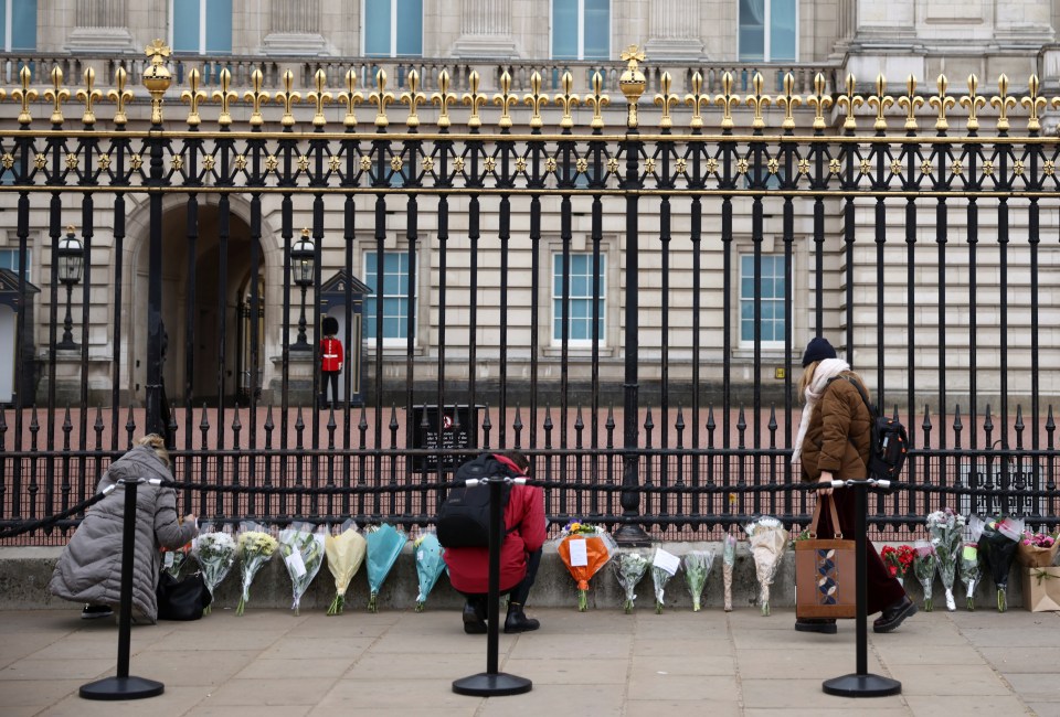 Mourners bringing flowers to Buckingham Palace this morning
