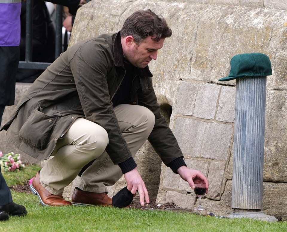 Person spotted leaving a glass of wine at the gates of Windsor Castle