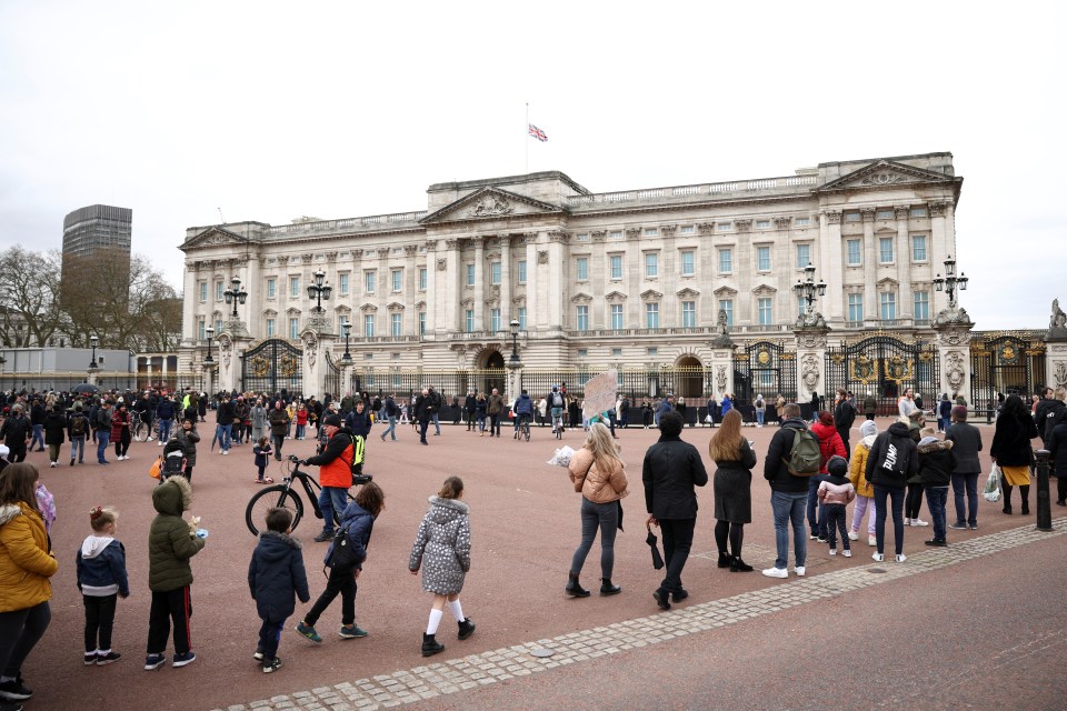 Long queue of people wanting to lay flowers at Buckingham Palace