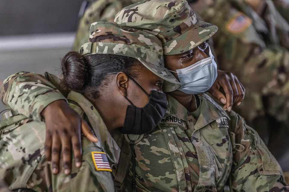 Two US soldiers were photographed supporting each other during Covid-19 outbreak