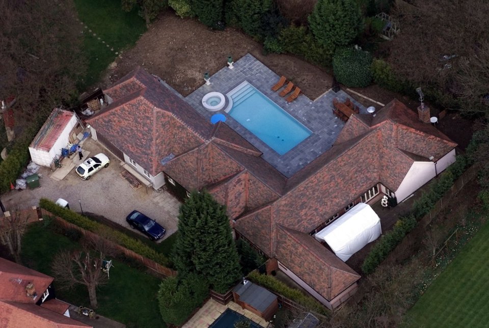 The body of dad-of-two Stuart, 31, was found in the swimming pool of Barrymore’s £2million Essex home in 2001