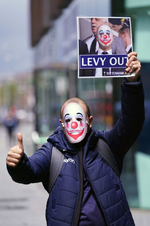 A fan with a clown mask mocks the Spurs chairman