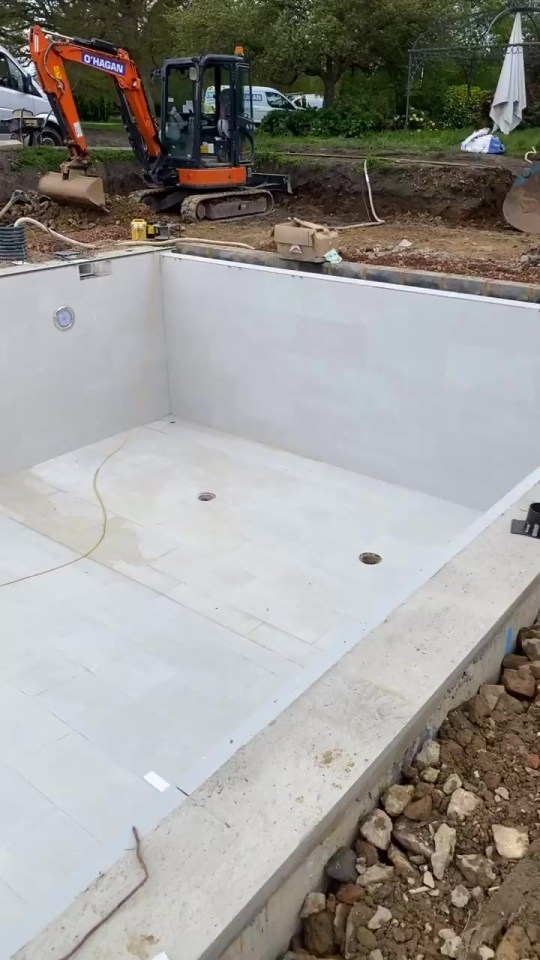 The foundations for the swimming pool are now also in having previously been a mud-bowl for JT's last update