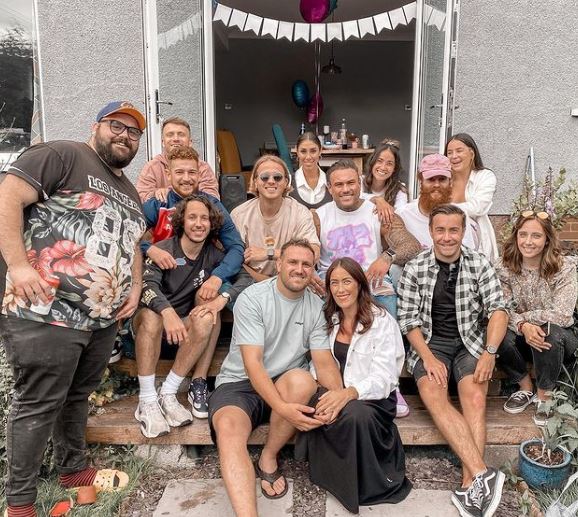 Tom also shared a group pic featuring the Aussie beauty