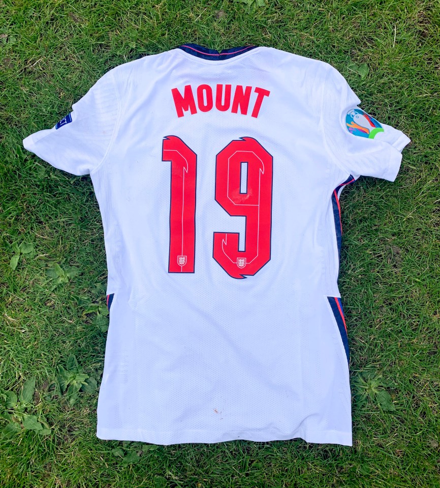 Belle's prized shirt from England star Mount