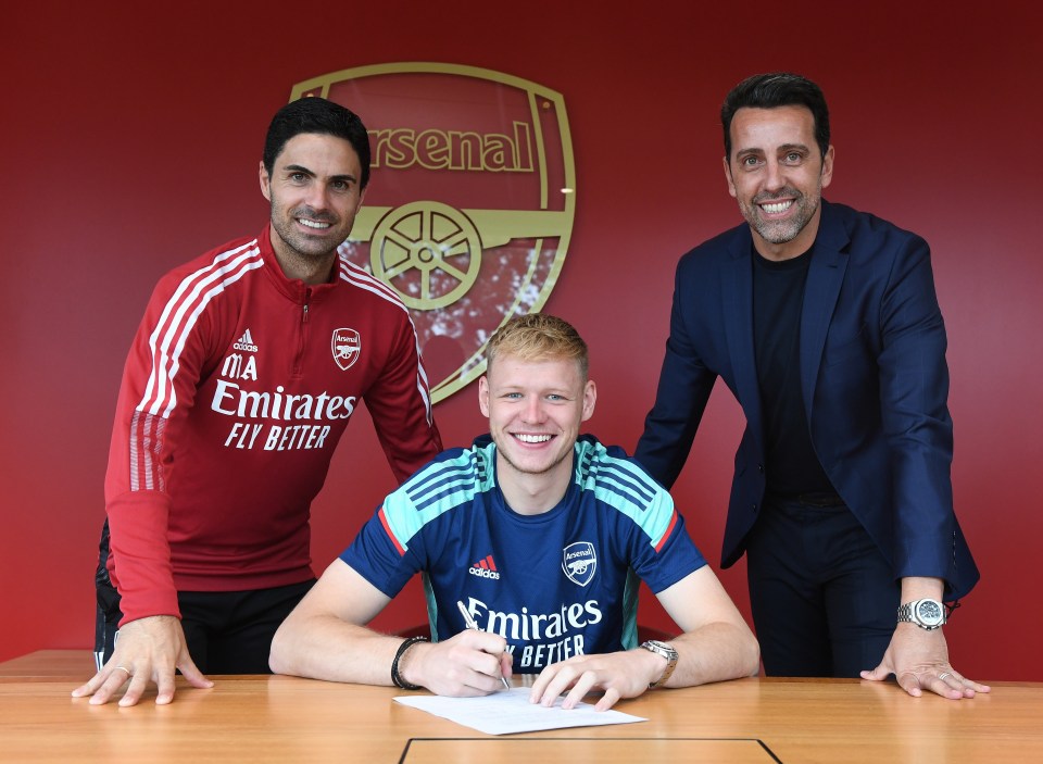 The young stopper signed his contract flanked by Mikel Arteta and Edu