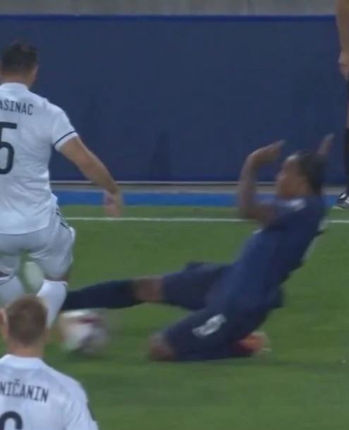 Kounde lunges in on Kolasinac