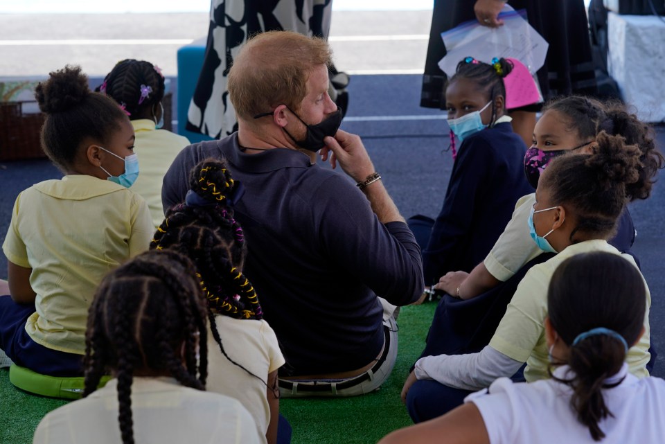 The wire was visible while the Prince sat front row with schoolchildren in Harlem