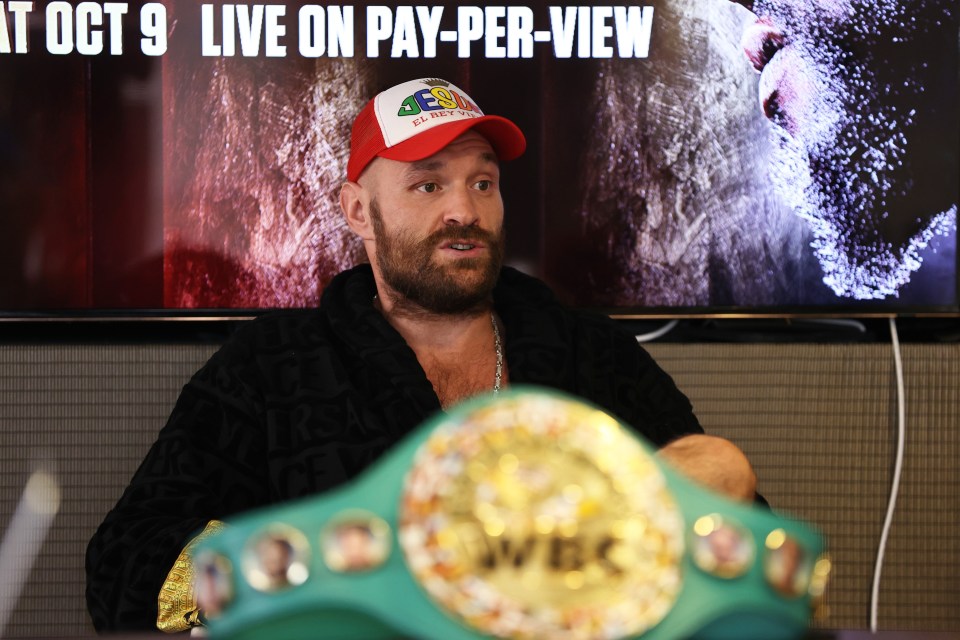 Fury has offered to train Joshua for his rematch against Usyk in 2022