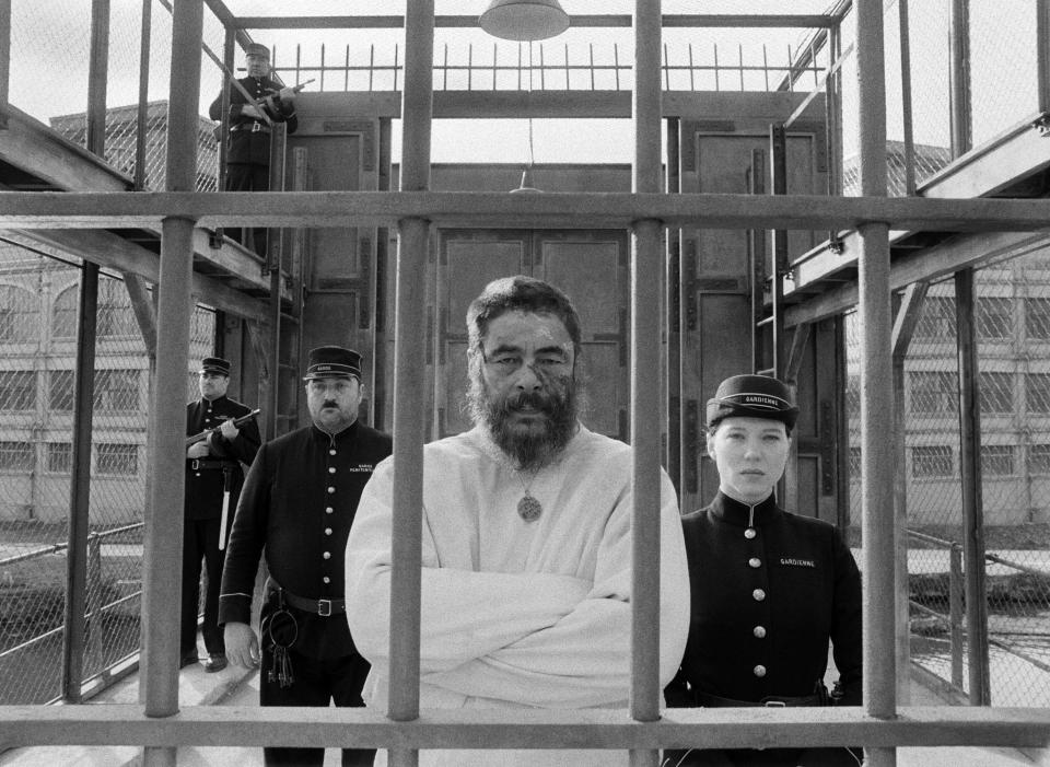 One strand follows Benicio del Toro’s eccentric artist, whose paintings of a nude prison officer played by Lea Seydoux, intrigue the world