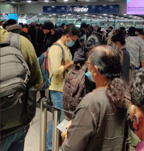Passengers at Heathrow are stuck in huge queues again due to the e-gates